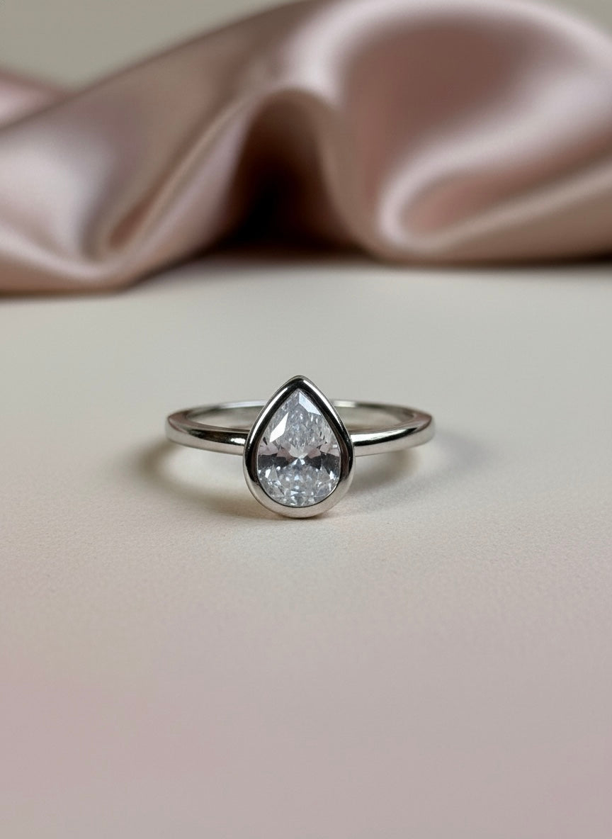 The Pear Bezel Solitaire Ring – Silver 🩶
