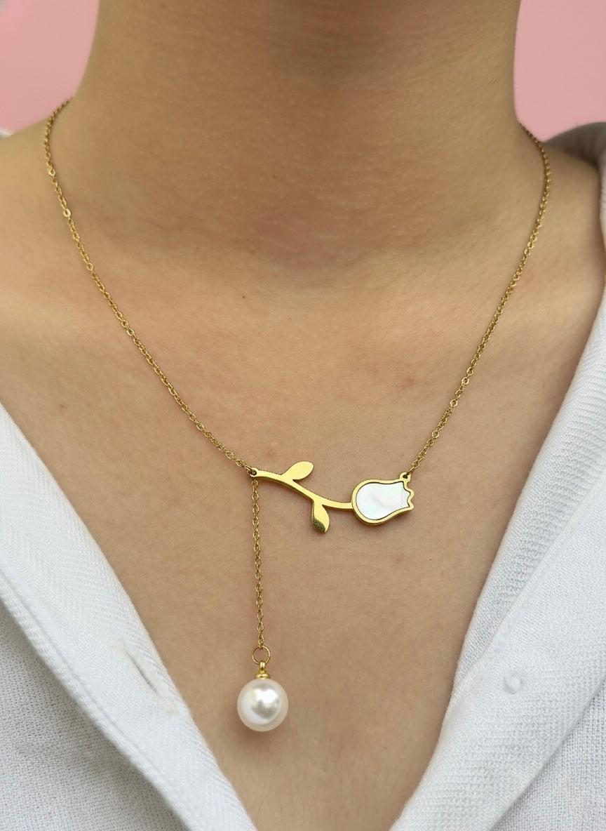 ✨ Gold Rose Stem Pearl Drop Necklace – Mother-of-Pearl Rose
