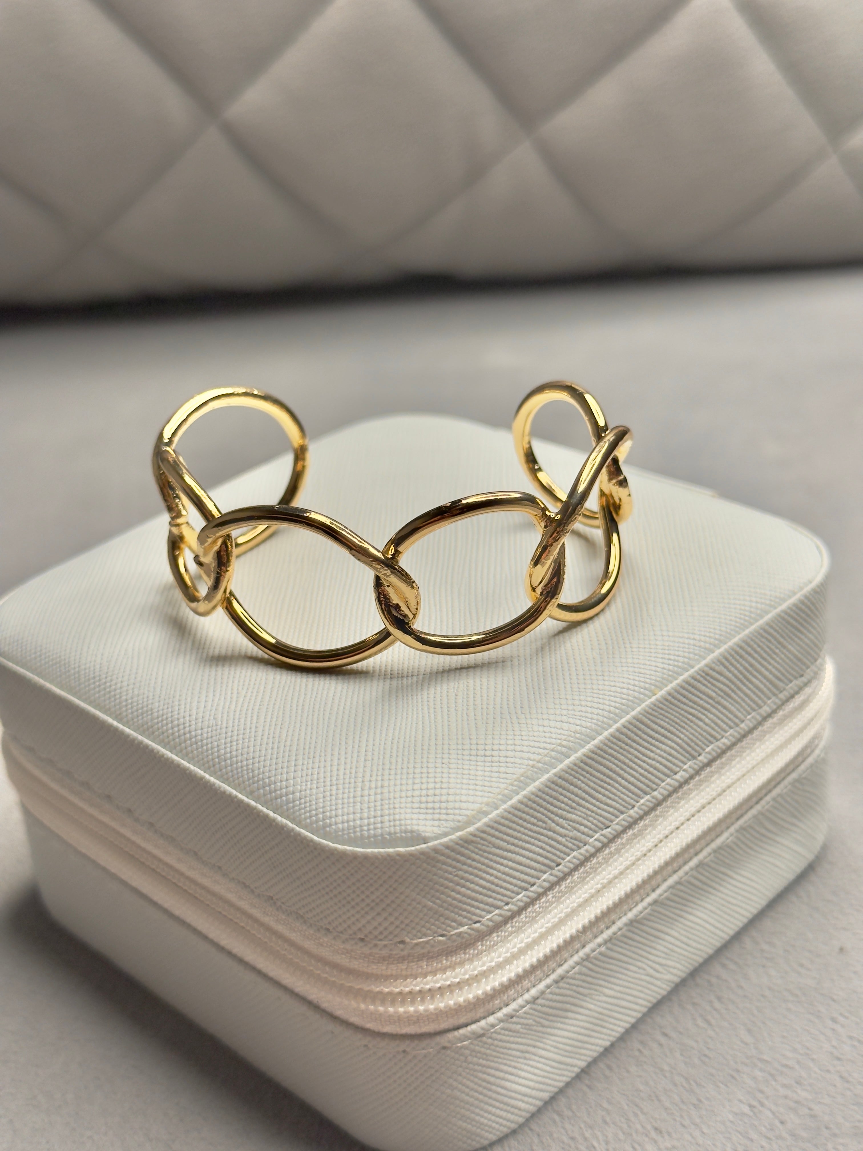 💫 Golden Link Statement Bracelet ✨ – Anti-Tarnish Bold Cuff