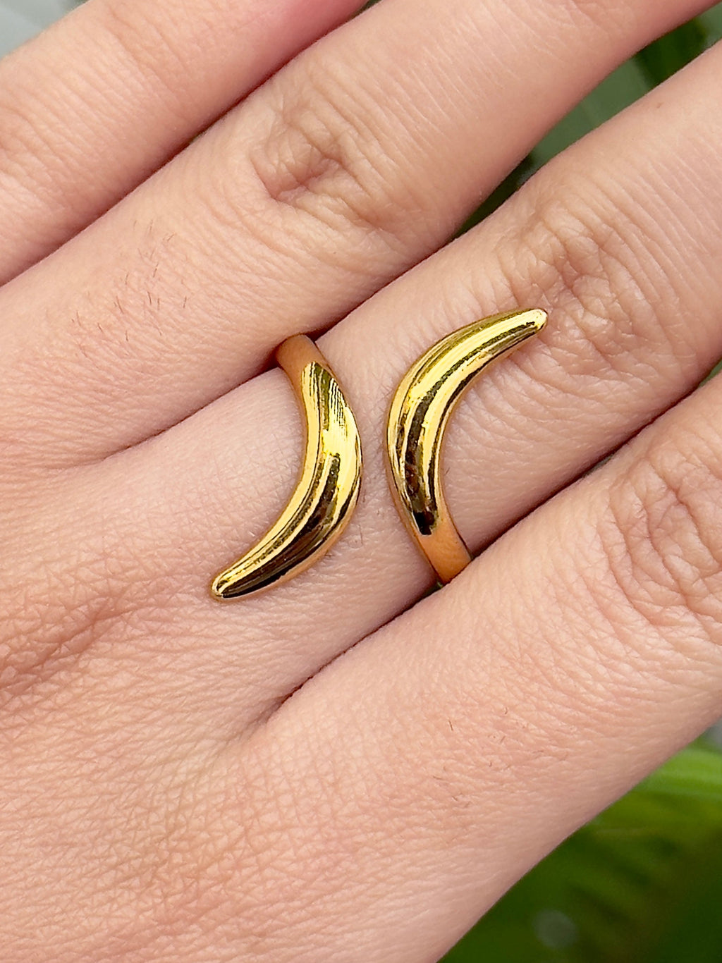 ✨ Golden Wave Adjustable Ring – Anti-Tarnish