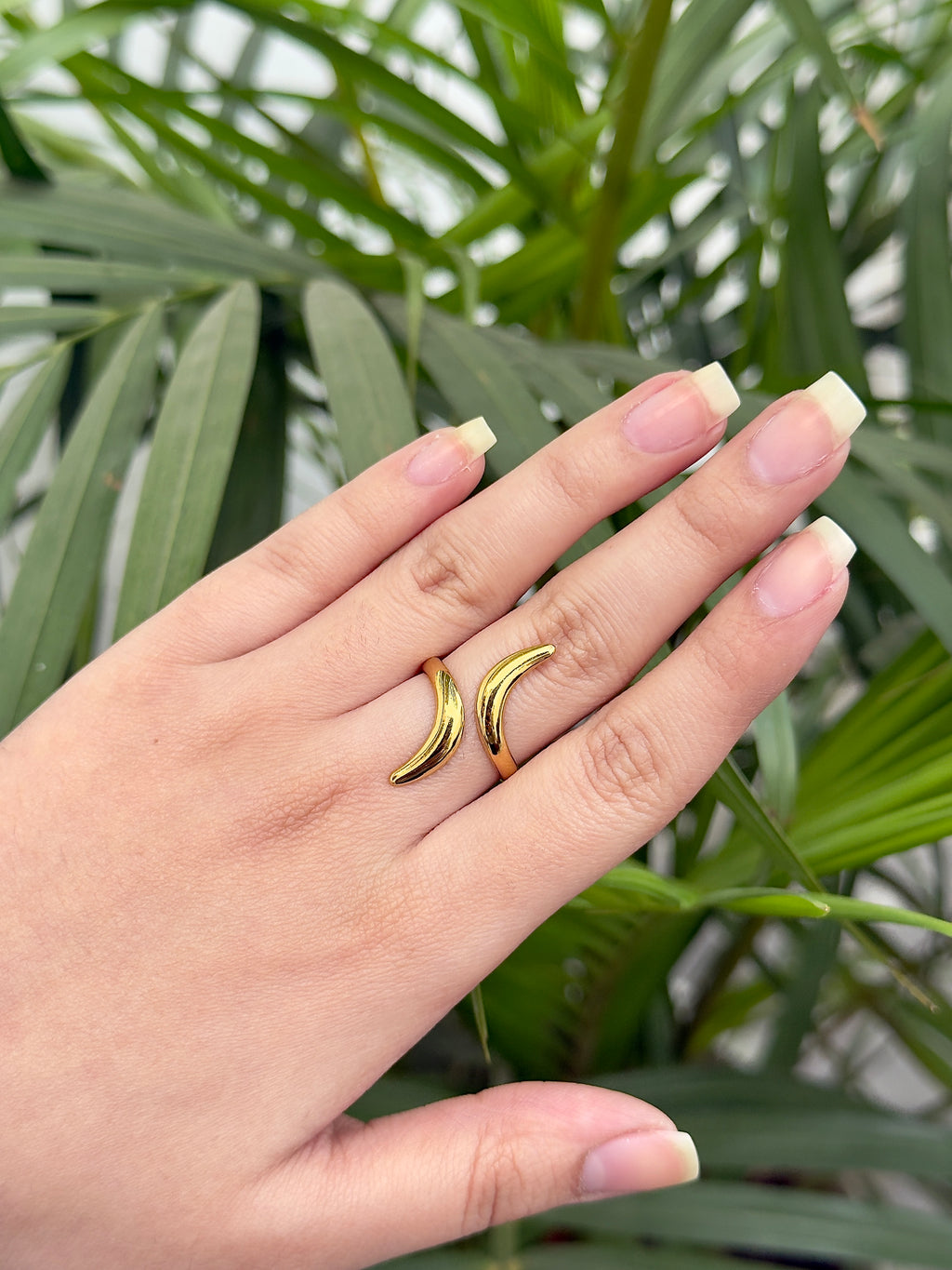 ✨ Golden Wave Adjustable Ring – Anti-Tarnish